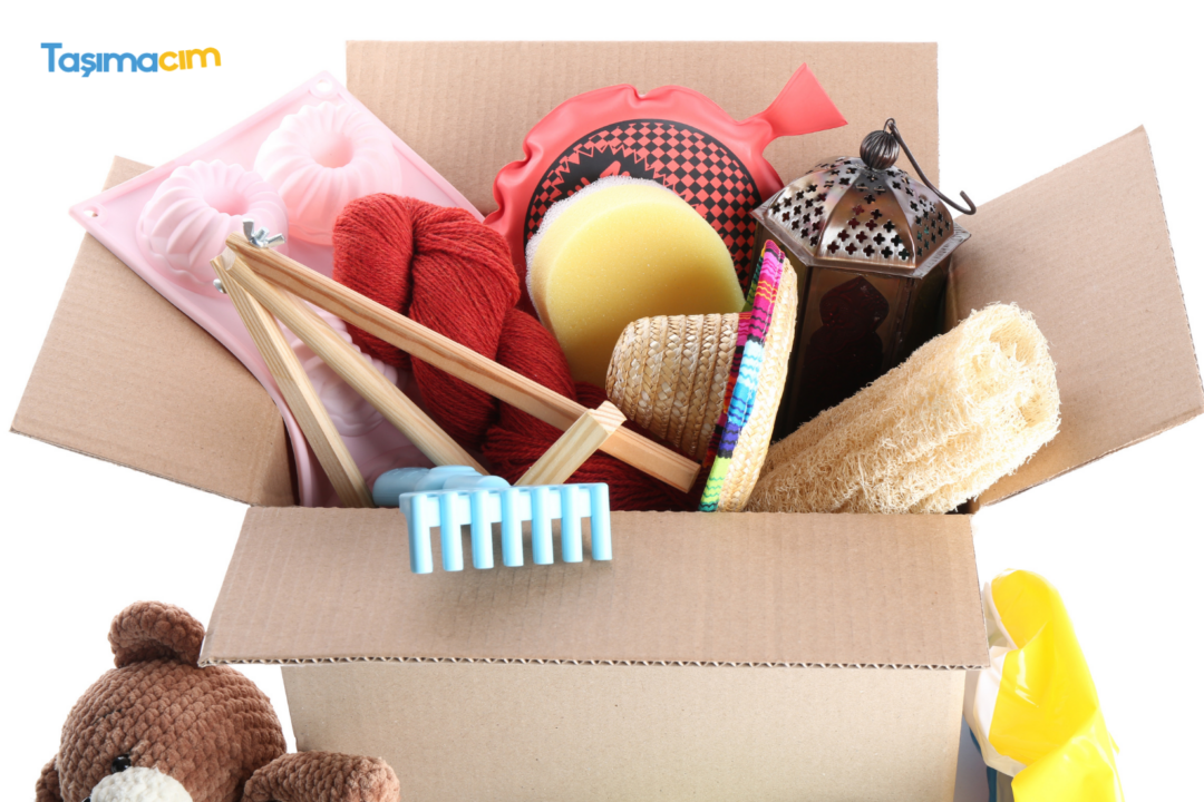 Evde düzen oluşturmak için fazla eşyaların taşınması ve depolanmasını anlatan kapsamlı rehber görseli.