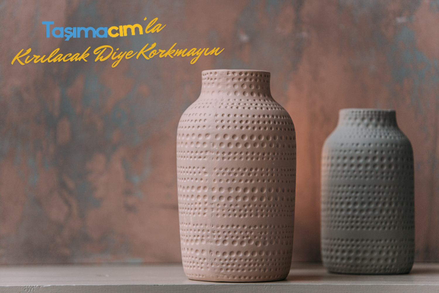 Seramik ve cam objeler için balonlu naylon ve karton bölmelerle yapılan güvenli kırılabilir eşya paketleme örneği