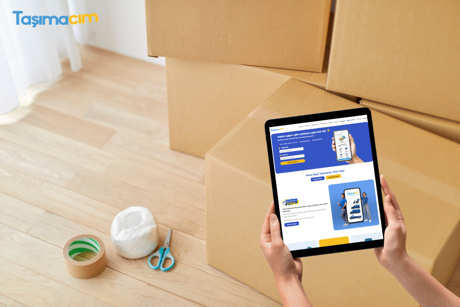 Ev taşımadan önce paketleme ve taşıma için gerekli malzemeleri gösteren düzenli bir taşınma hazırlığı görseli