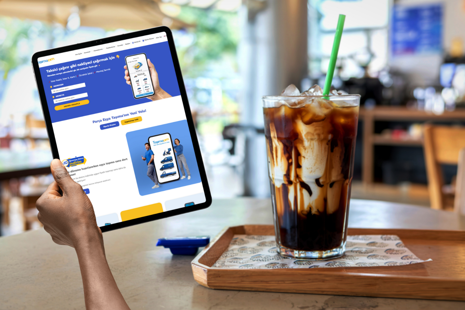 Ofis ve kahve dükkanı eşyalarının parça parça taşındığı modern işletme taşıma sürecini gösteren görsel