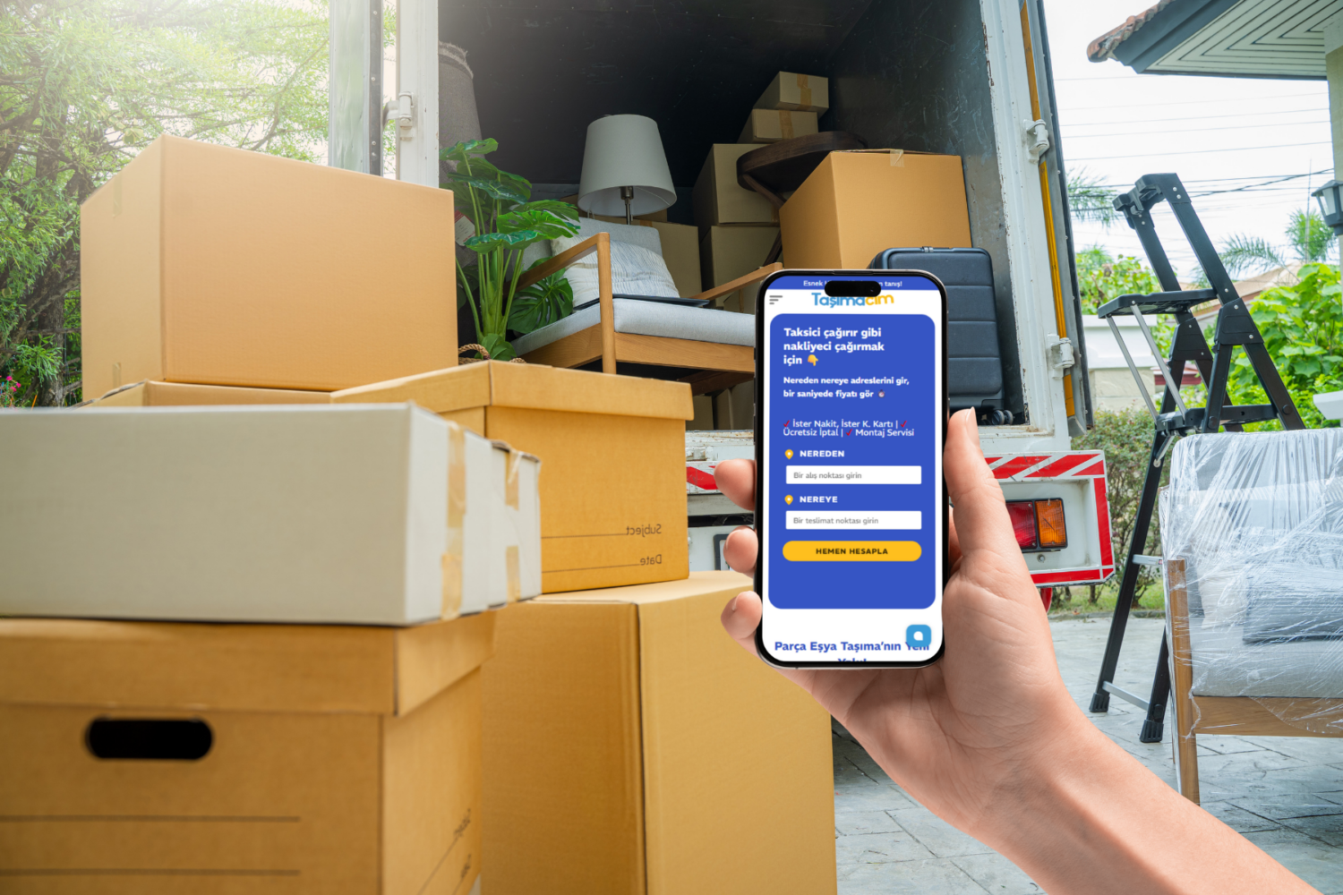 Evden eve nakliye için kolileri hazırlanmış, mobilyaları paketlenmiş ve taşıma aracına yüklenen düzenli bir ev.