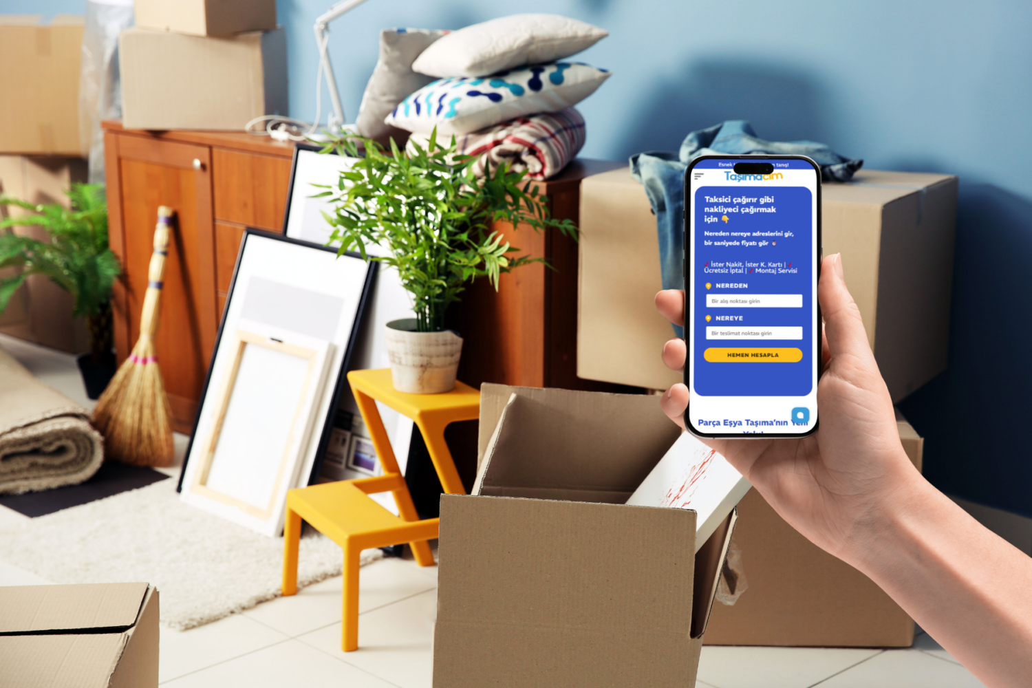 Yaz sıcağında gölgede bekletilen paketli mobilyalar, elektronik eşyalar ve yüklemeye hazırlanan nakliye aracı.