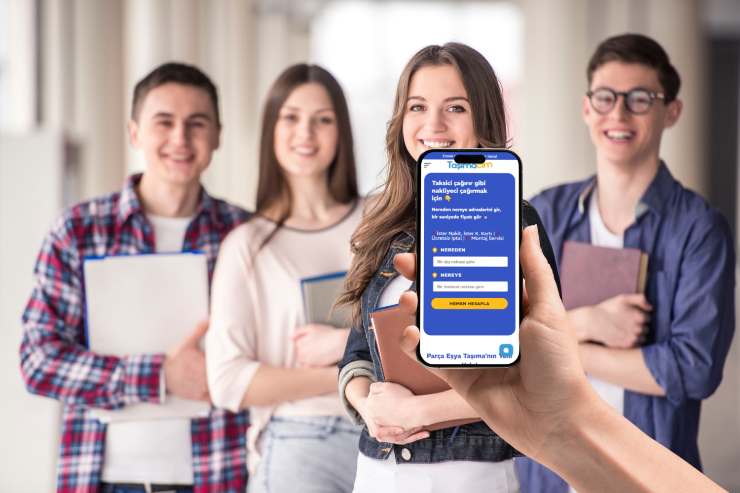 Yeni öğrenci evine taşınmak için kolilerini, çalışma masasını, yatağını ve mini buzdolabını hazırlayan üniversite öğrencisi.
